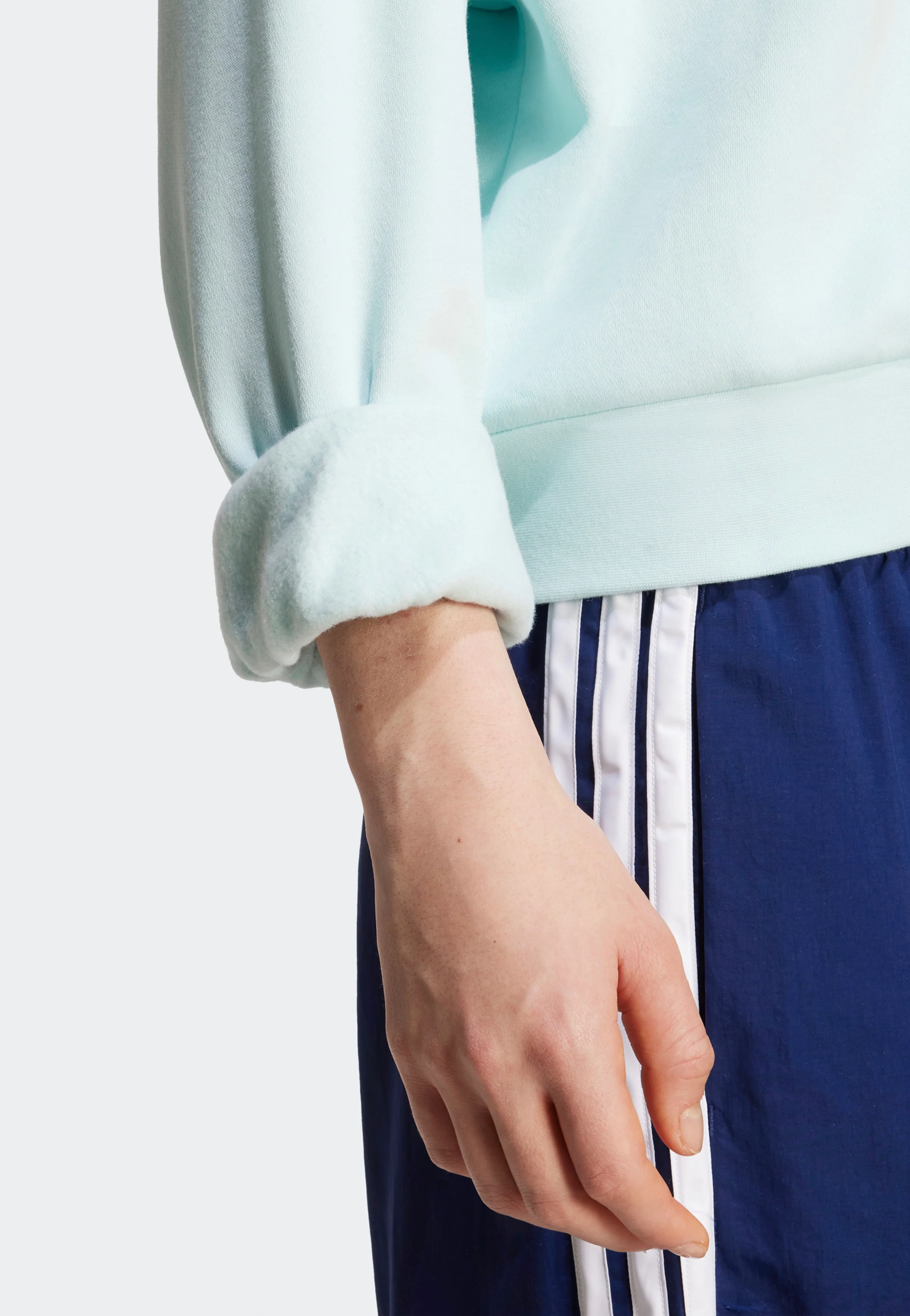 Essentials Small Logo Feelcozy Halmin/White - Sweater - Image 5