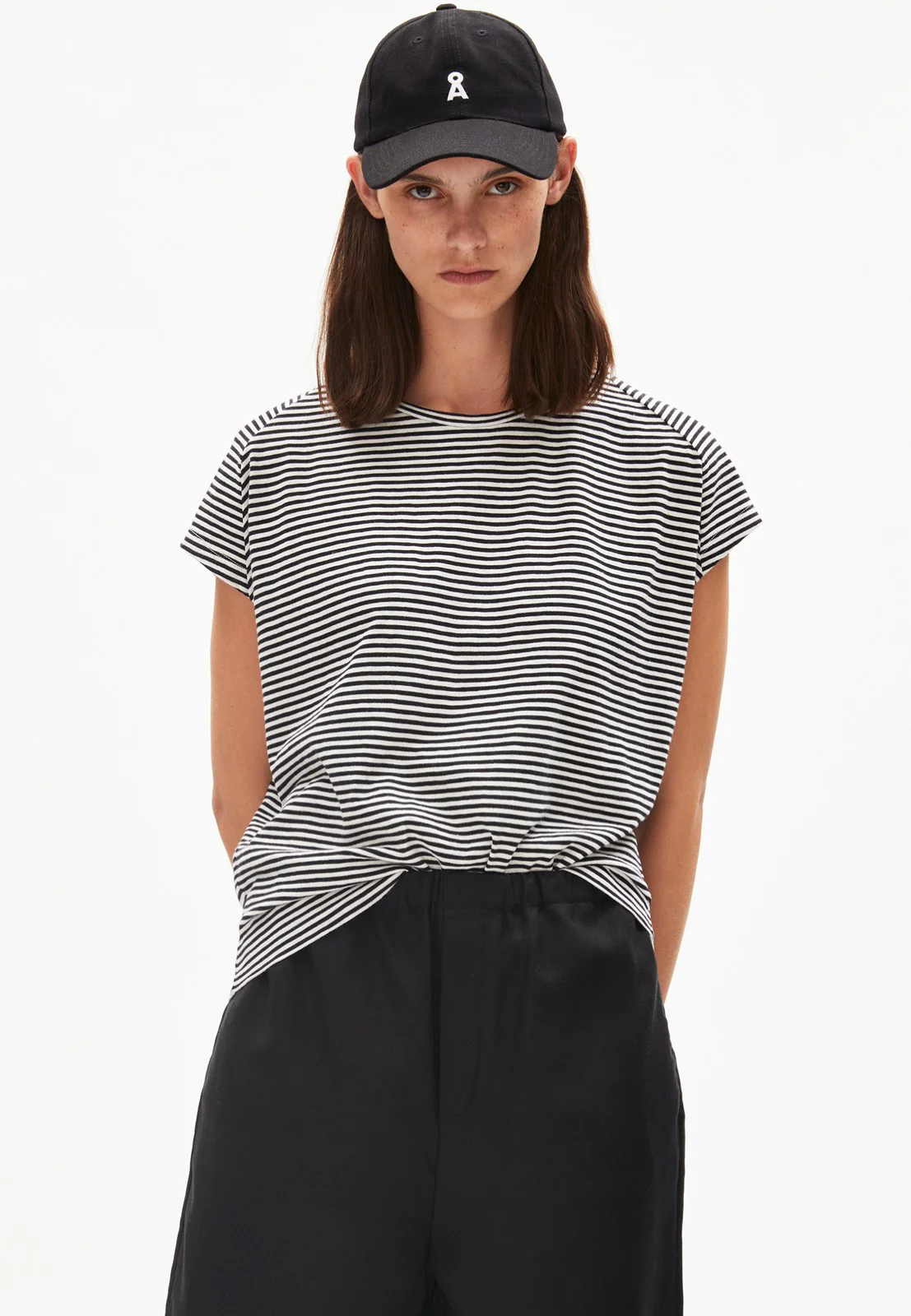 Oneliaa Lovely Stripes Black-Oatmilk - T-Shirt - Image 5
