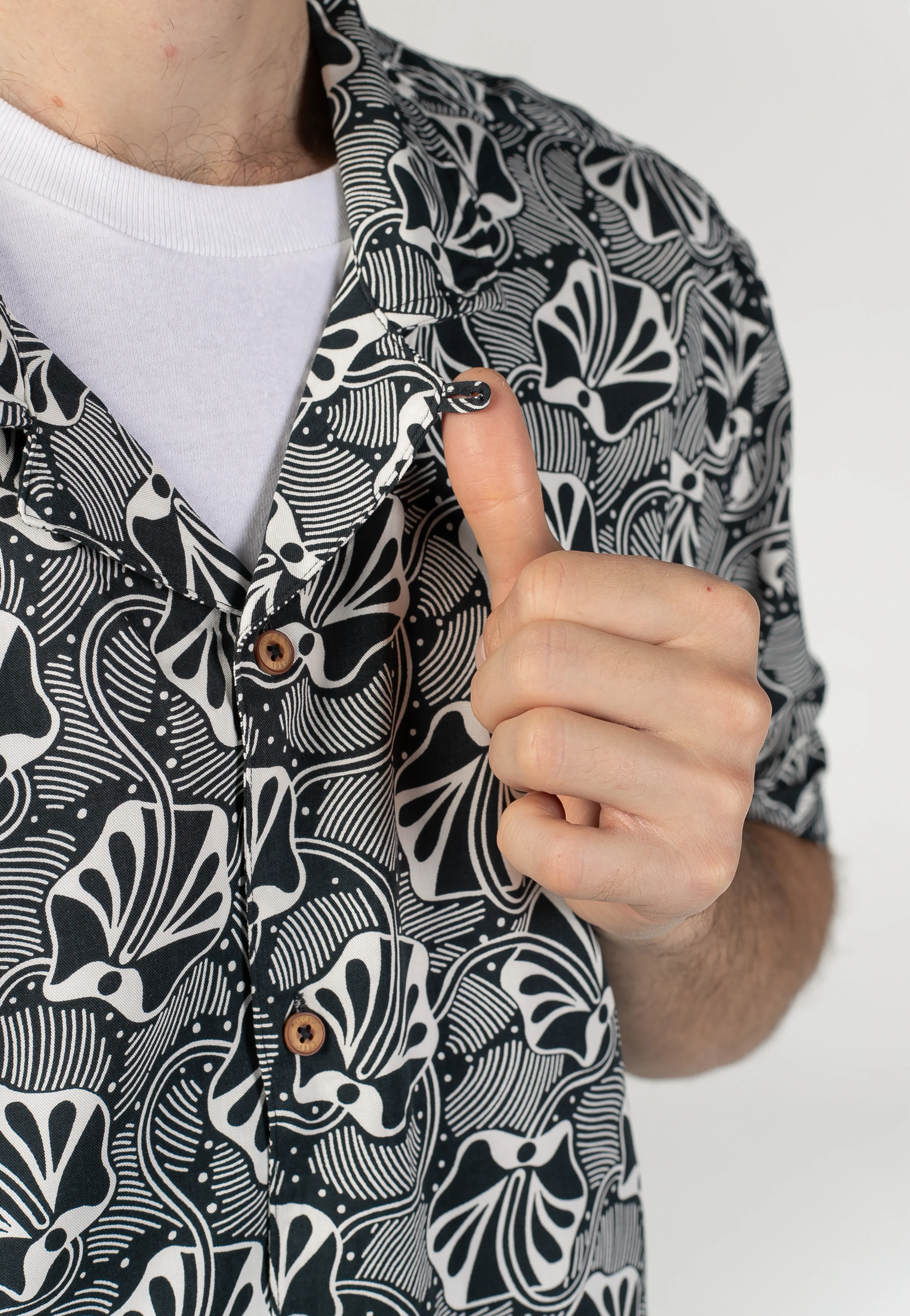 Linear Floral Print Black - Shirt - Image 3
