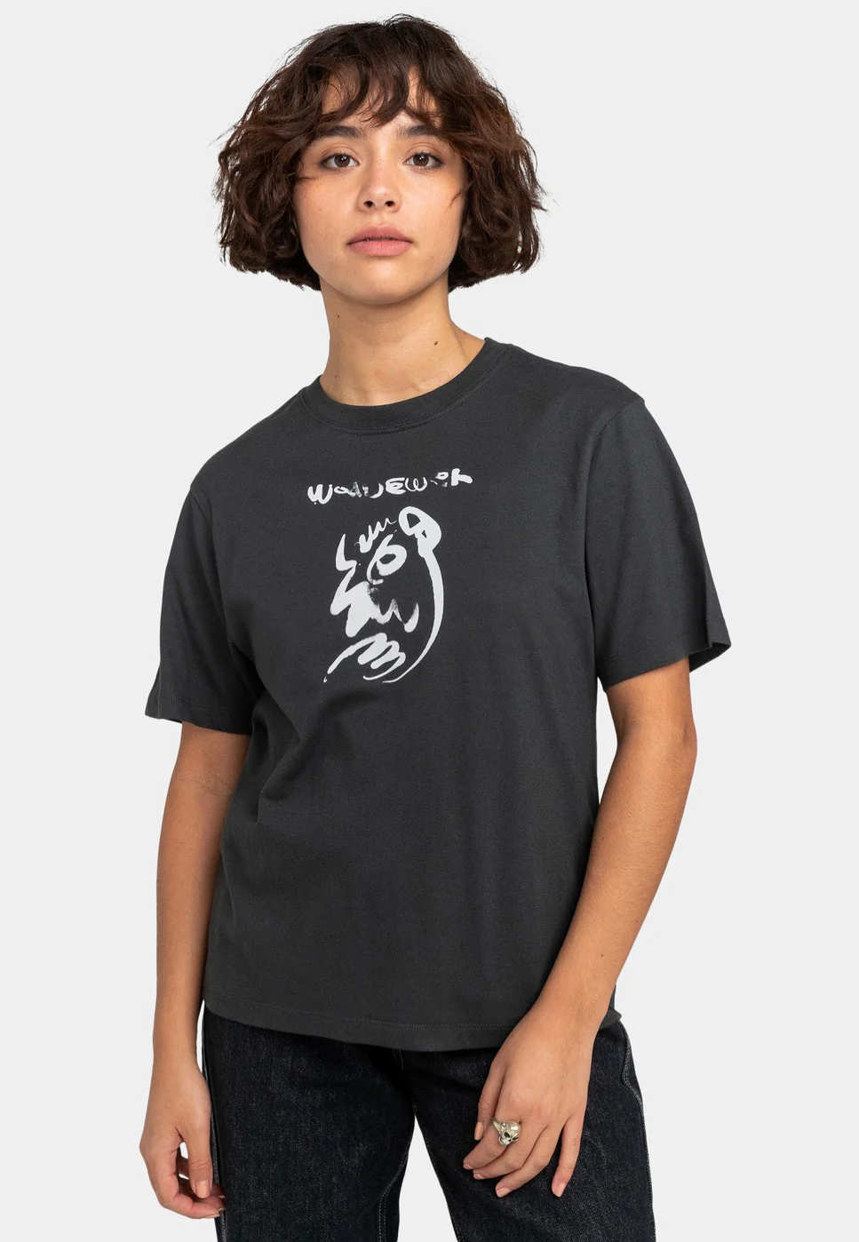 Clara Freehand Off Black - T-Shirt