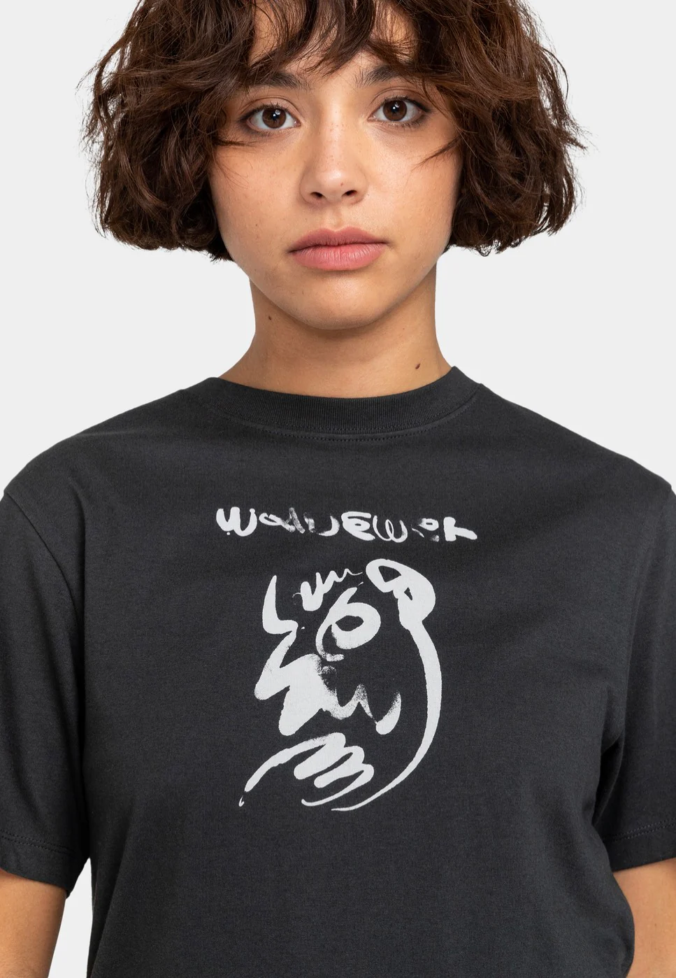 Clara Freehand Off Black - T-Shirt - Image 3