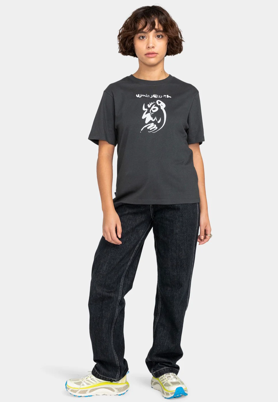 Clara Freehand Off Black - T-Shirt - Image 5
