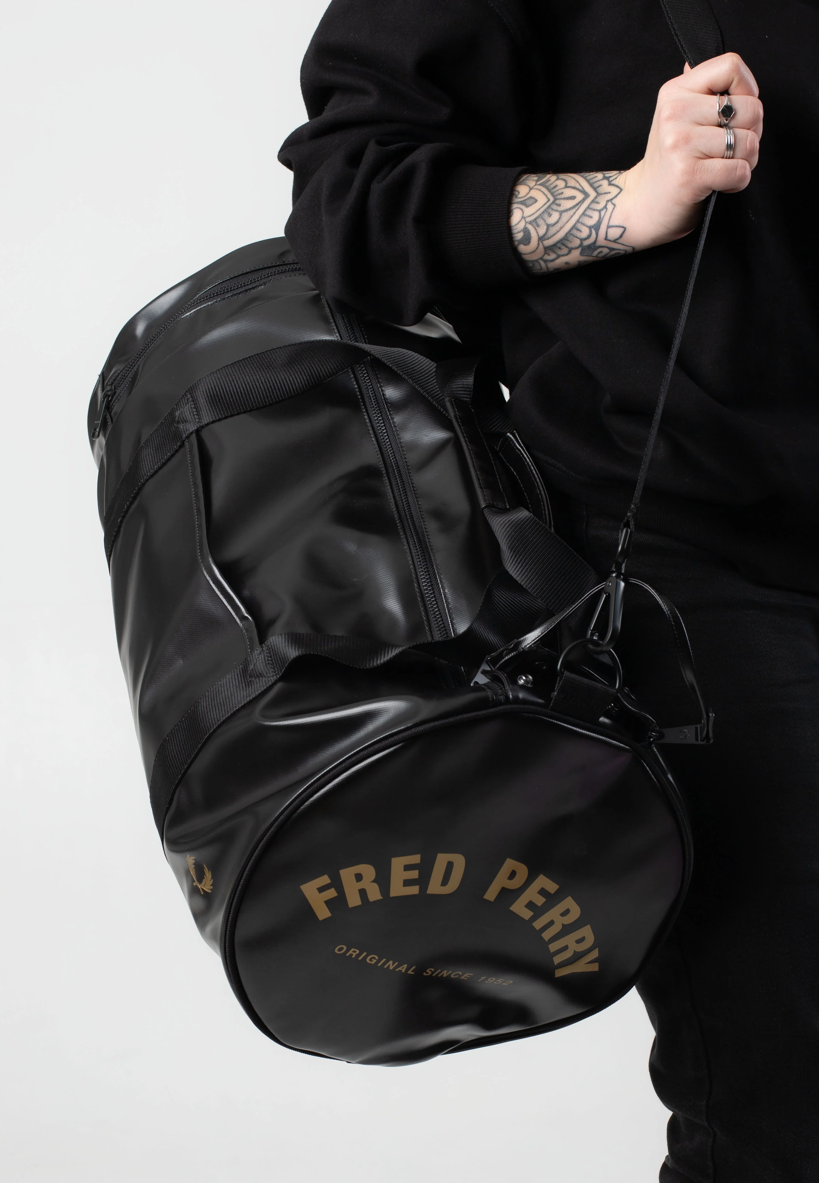 Tonal Large Barrel Black/Gold - Dufflebag - Image 11