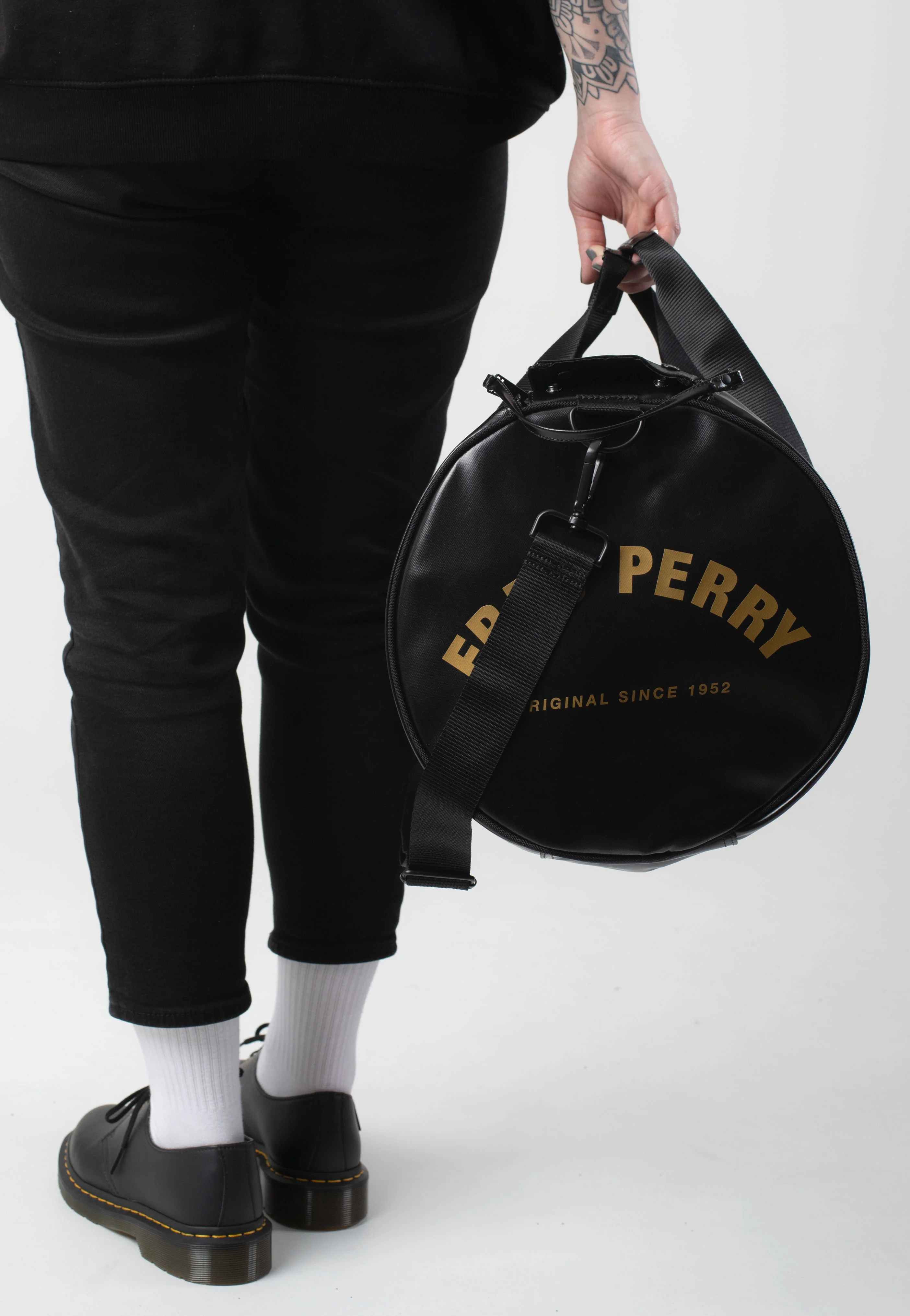 Tonal Large Barrel Black/Gold - Dufflebag - Image 9